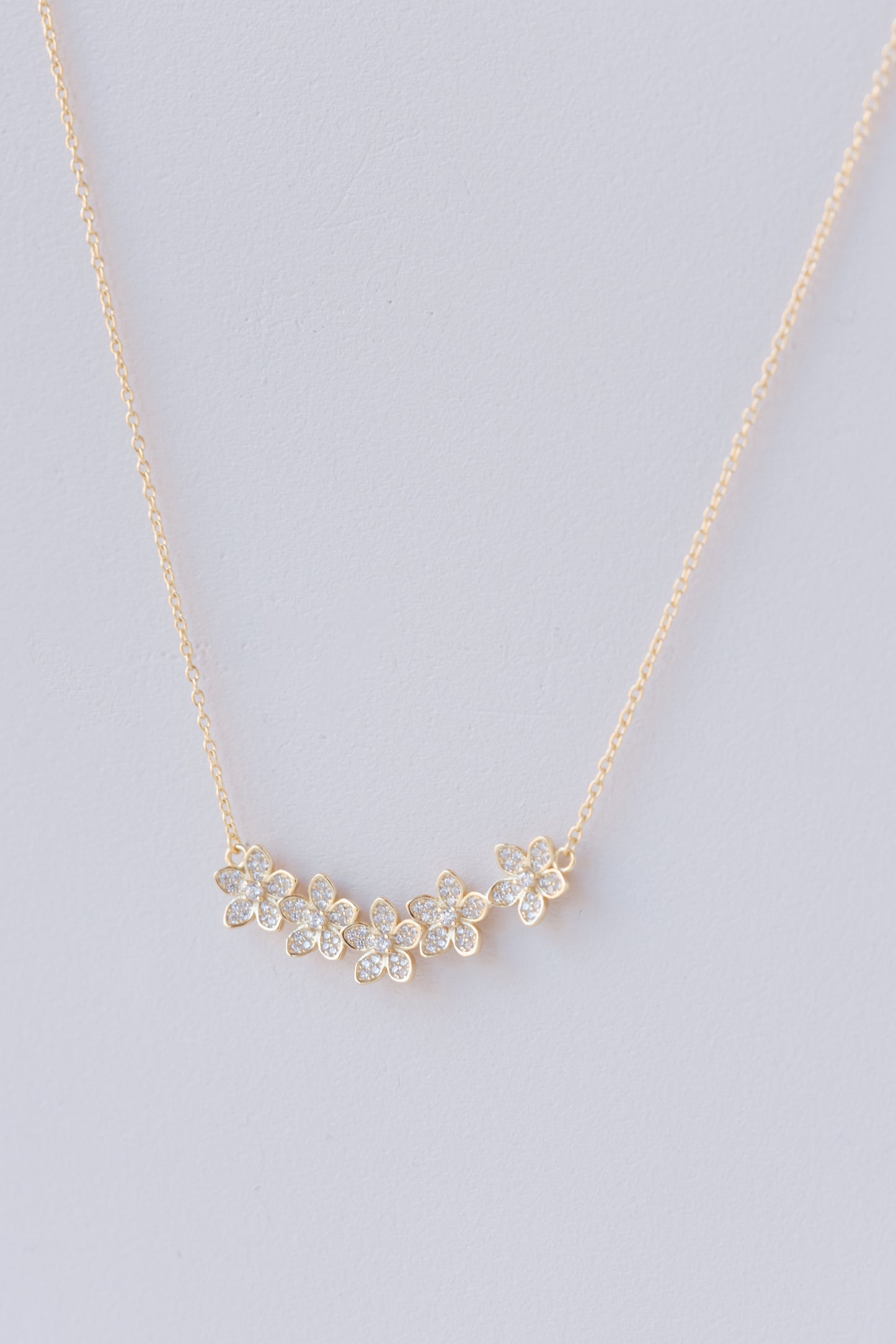 PRETTY FLOWER NECKLACE